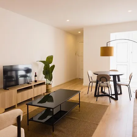 Апартаменты 4da- Sunlit Apartment, Beautifully Designed In The Heart Of The City's Desirable Area *