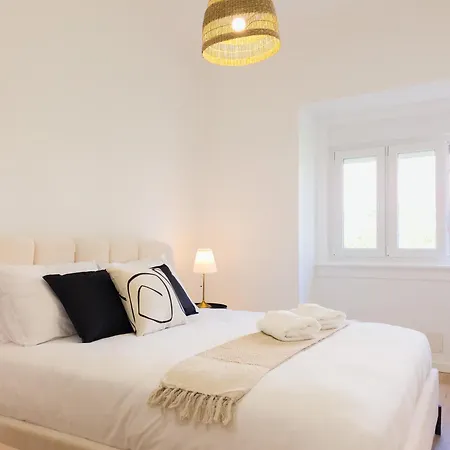 4da- Sunlit Apartment, Beautifully Designed In The Heart Of The City's Desirable Area *