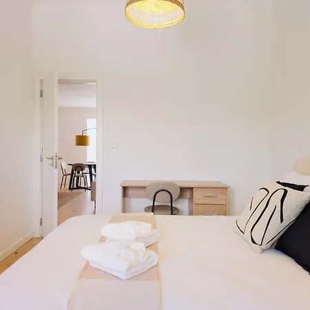 4da- Sunlit Apartment, Beautifully Designed In The Heart Of The City's Desirable Area *