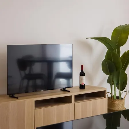 4da- Sunlit Apartment, Beautifully Designed In The Heart Of The City's Desirable Area *