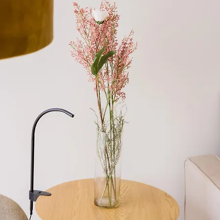 4da- Sunlit Apartment, Beautifully Designed In The Heart Of The City's Desirable Area Апартаменты *
