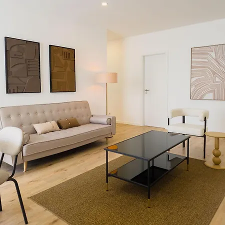 4da- Sunlit Apartment, Beautifully Designed In The Heart Of The City's Desirable Area Лиссабон