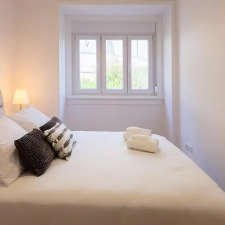 Апартаменты 4da- Sunlit Apartment, Beautifully Designed In The Heart Of The City's Desirable Area Лиссабон