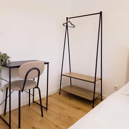 Апартаменты 4da- Sunlit Apartment, Beautifully Designed In The Heart Of The City's Desirable Area *