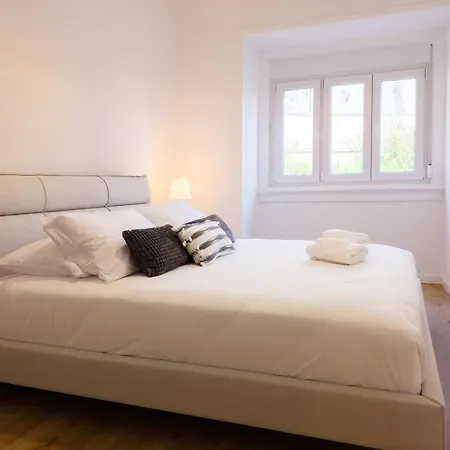 Апартаменты 4da- Sunlit Apartment, Beautifully Designed In The Heart Of The City's Desirable Area Лиссабон