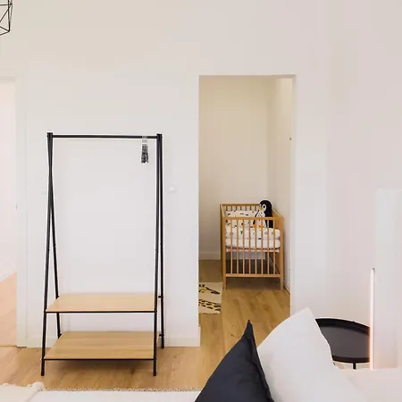 4da- Sunlit Apartment, Beautifully Designed In The Heart Of The City's Desirable Area * Лиссабон