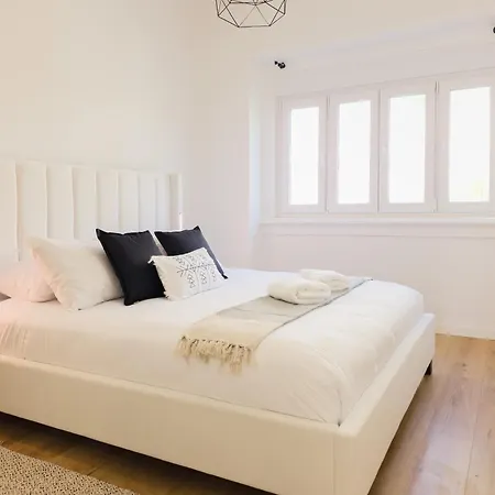 4da- Sunlit Apartment, Beautifully Designed In The Heart Of The City's Desirable Area Апартаменты Лиссабон