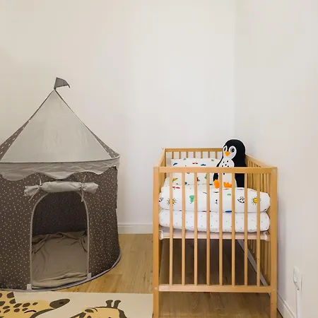4da- Sunlit Apartment, Beautifully Designed In The Heart Of The City's Desirable Area Апартаменты *