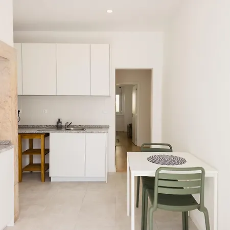 4da- Sunlit Apartment, Beautifully Designed In The Heart Of The City's Desirable Area * Лиссабон