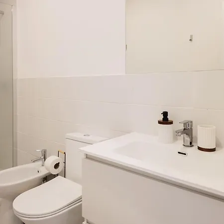 Апартаменты 4da- Sunlit Apartment, Beautifully Designed In The Heart Of The City's Desirable Area Лиссабон