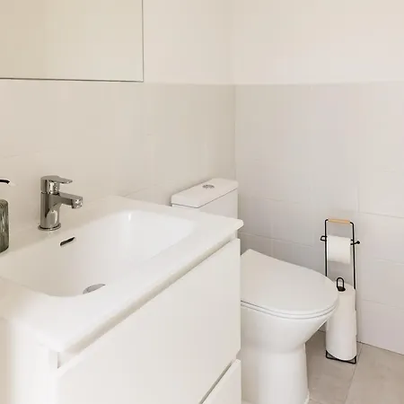 4da- Sunlit Apartment, Beautifully Designed In The Heart Of The City's Desirable Area Апартаменты *